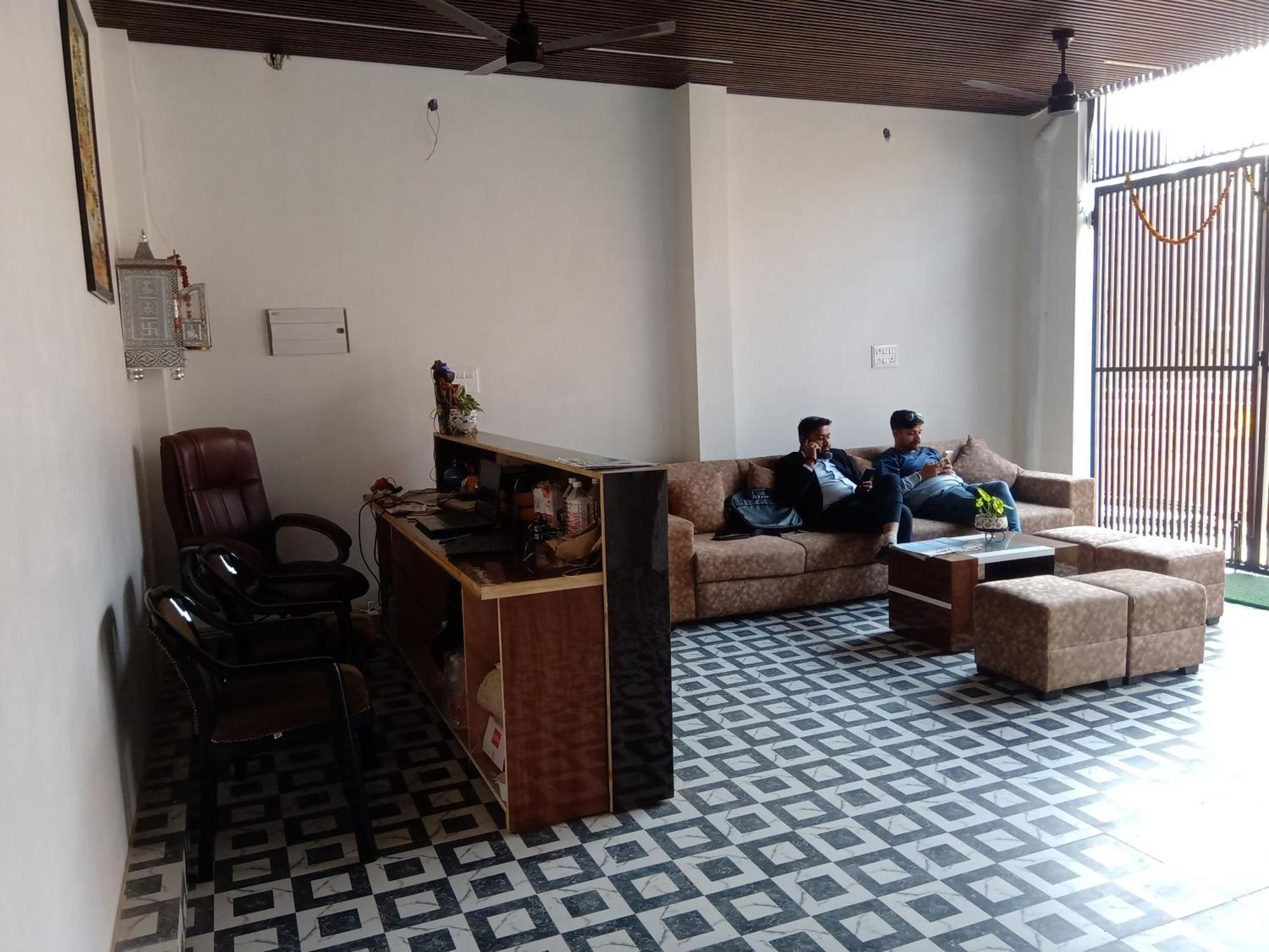 Ravindra Geeta Inn Ayodhya Buitenkant foto